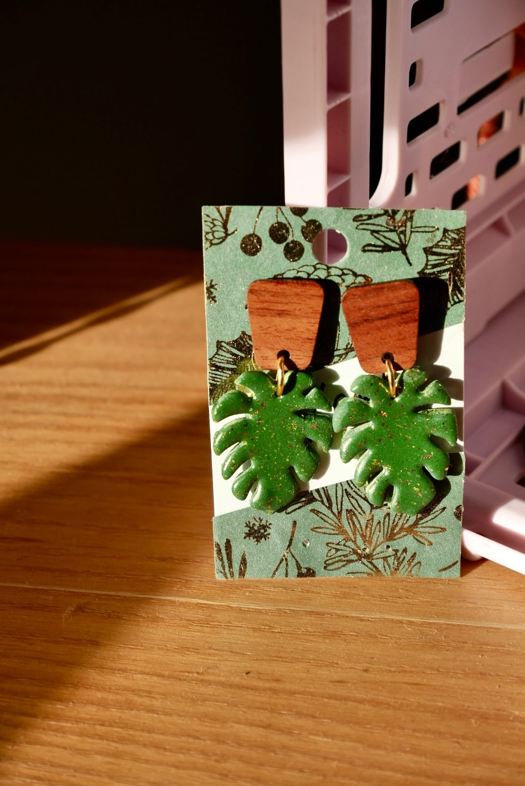 Monstera leaf with wood