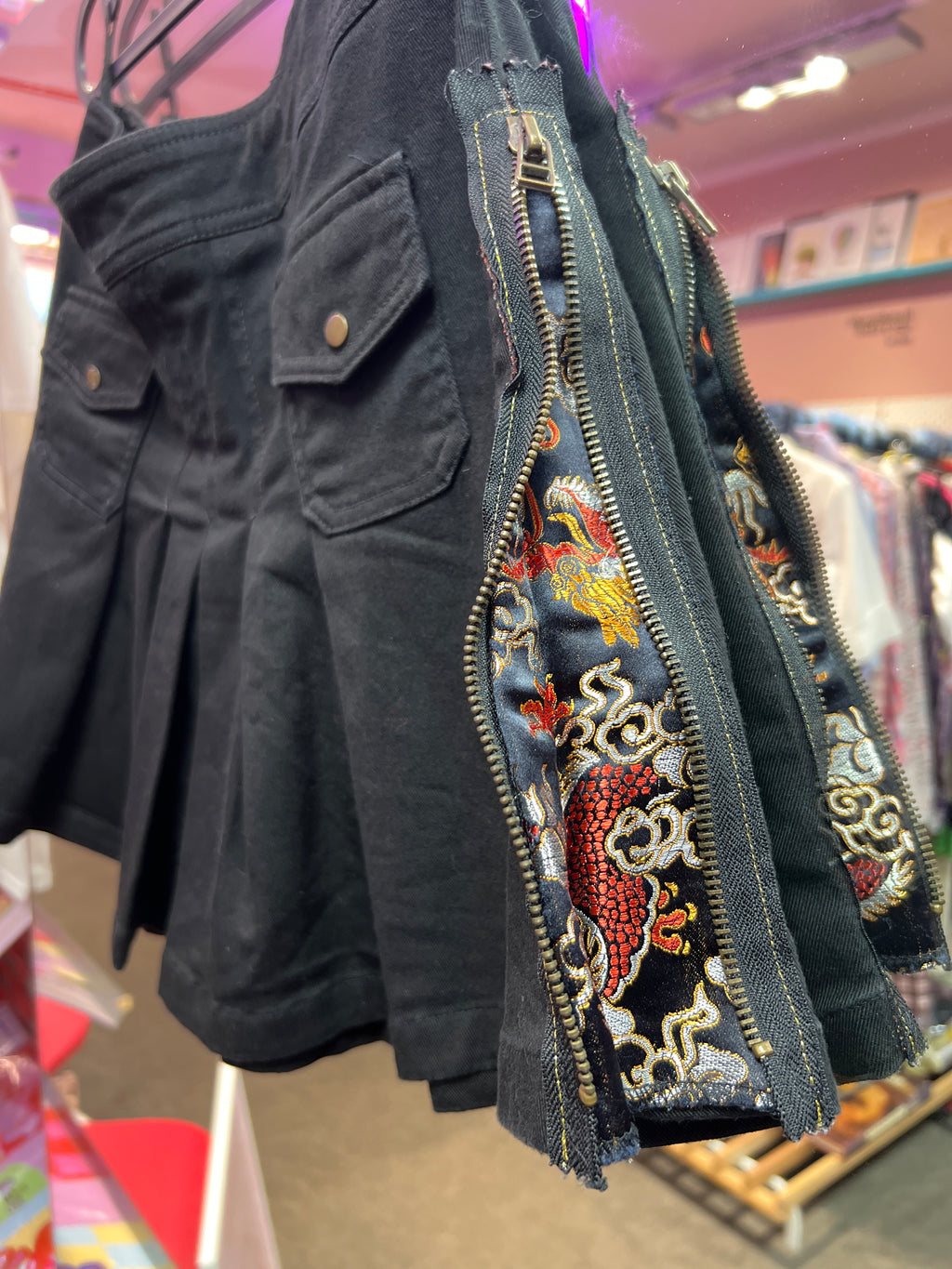 Y2K vibes Black skirt zipper on the sides Happening