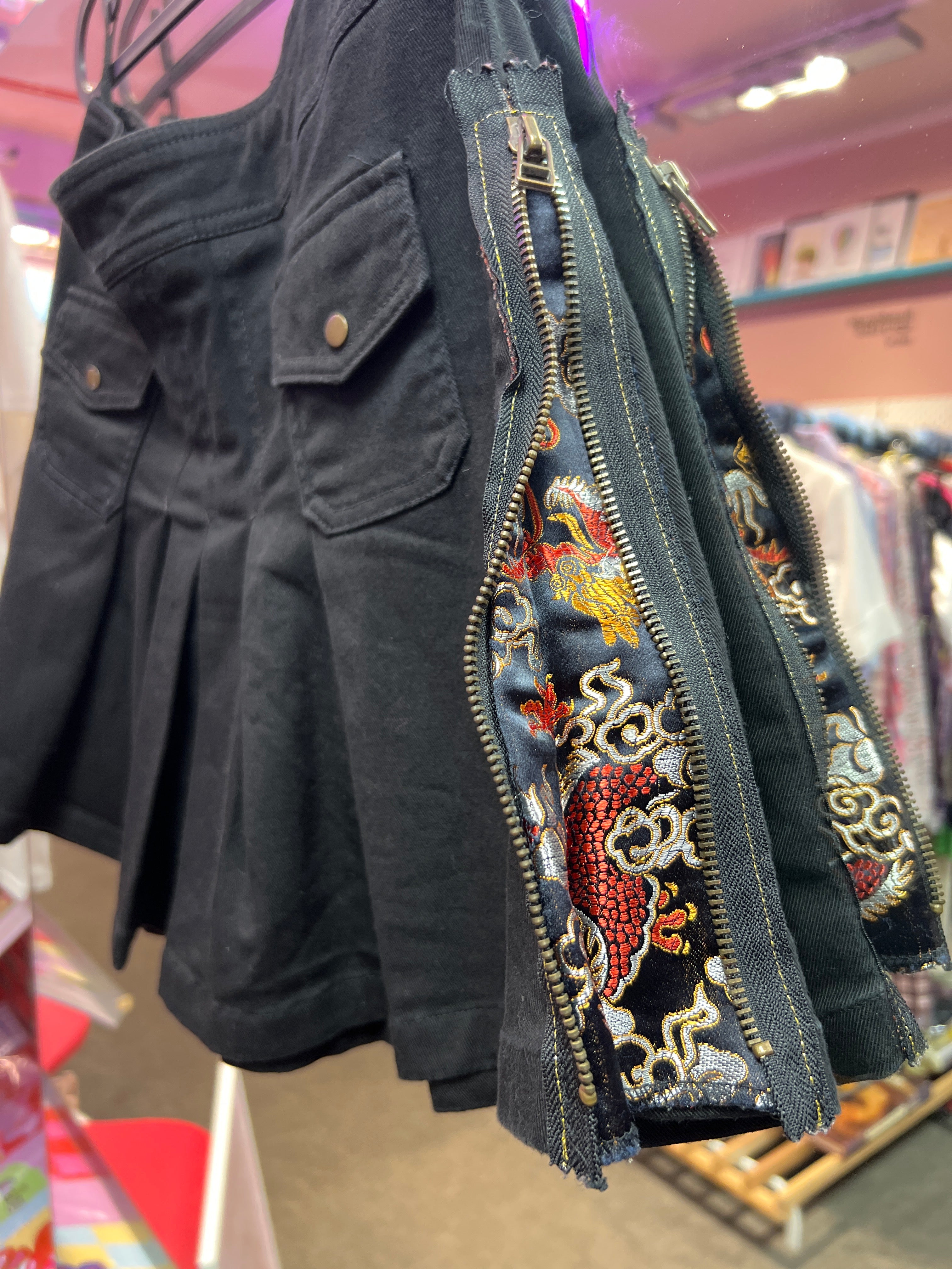 Y2K vibes Black skirt zipper on the sides Happening