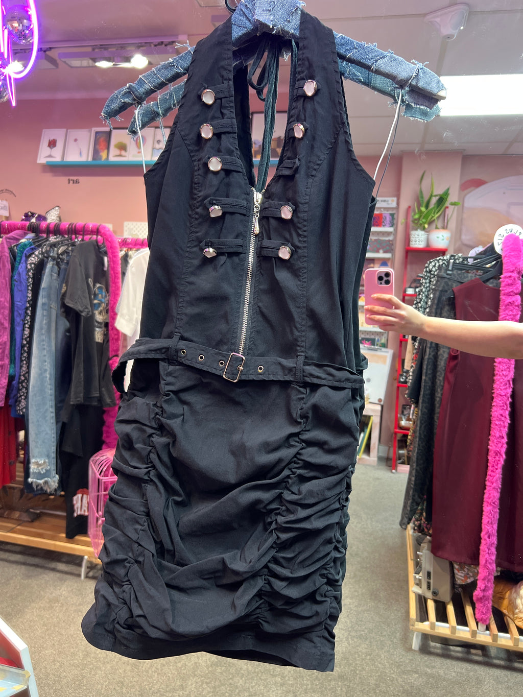 Klänning i Y2K- och rock'n'roll-stil