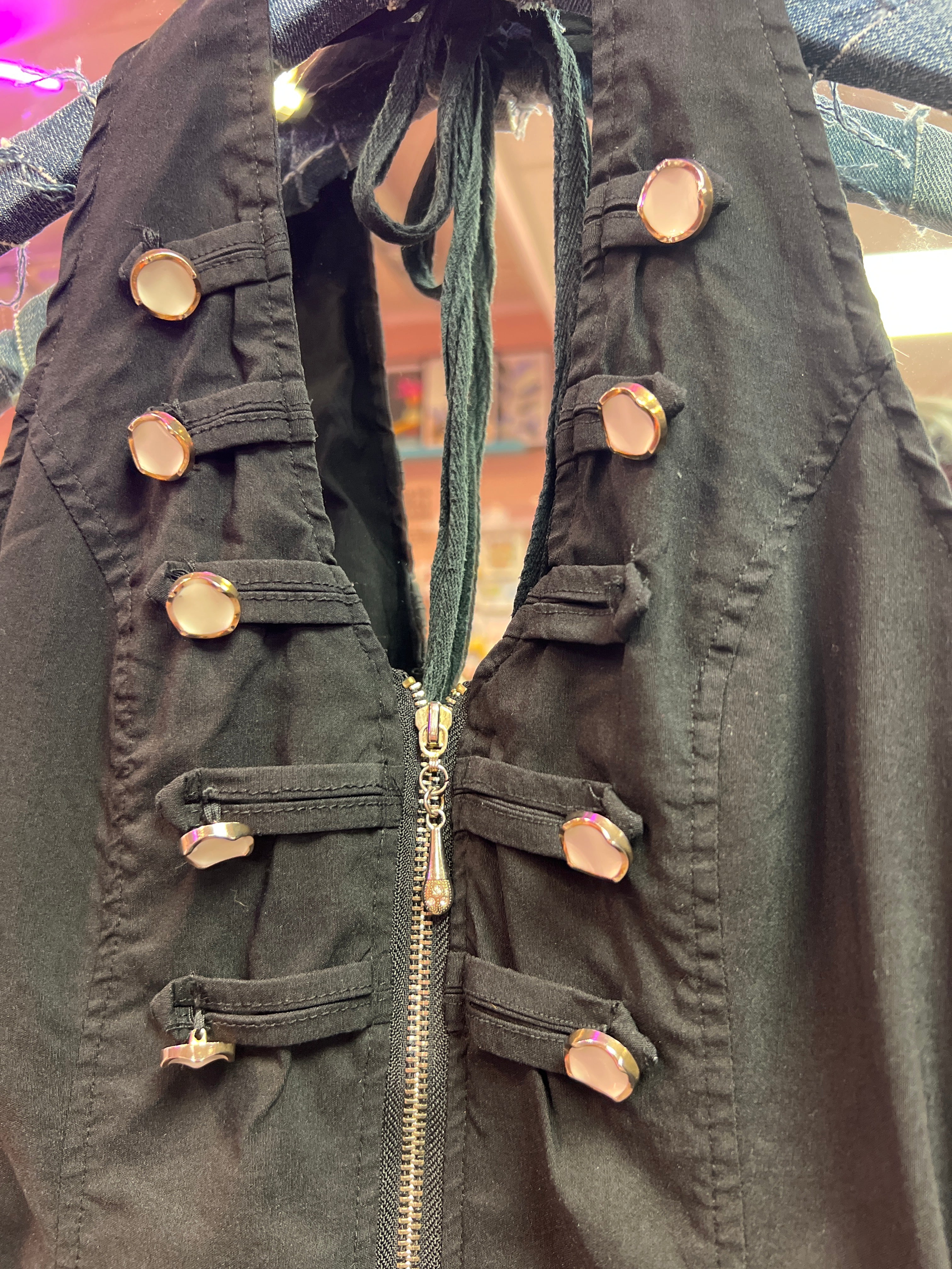 Klänning i Y2K- och rock'n'roll-stil