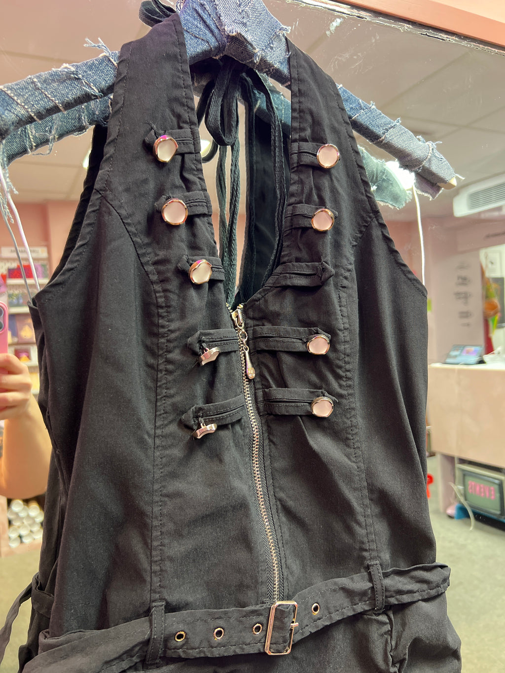 Klänning i Y2K- och rock'n'roll-stil