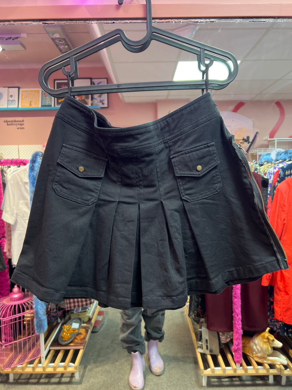 Y2K vibes Black skirt zipper on the sides Happening