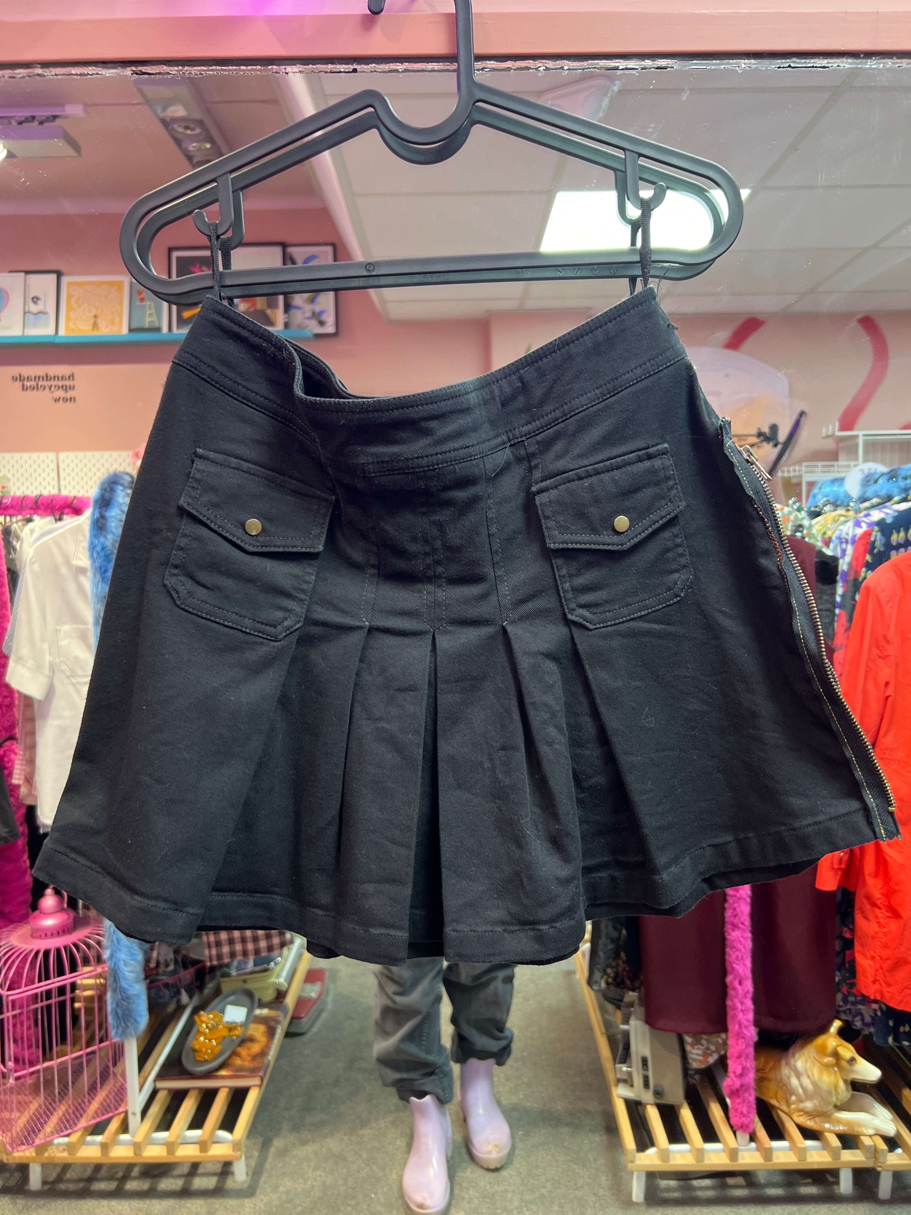 Y2K vibes Black skirt zipper on the sides Happening