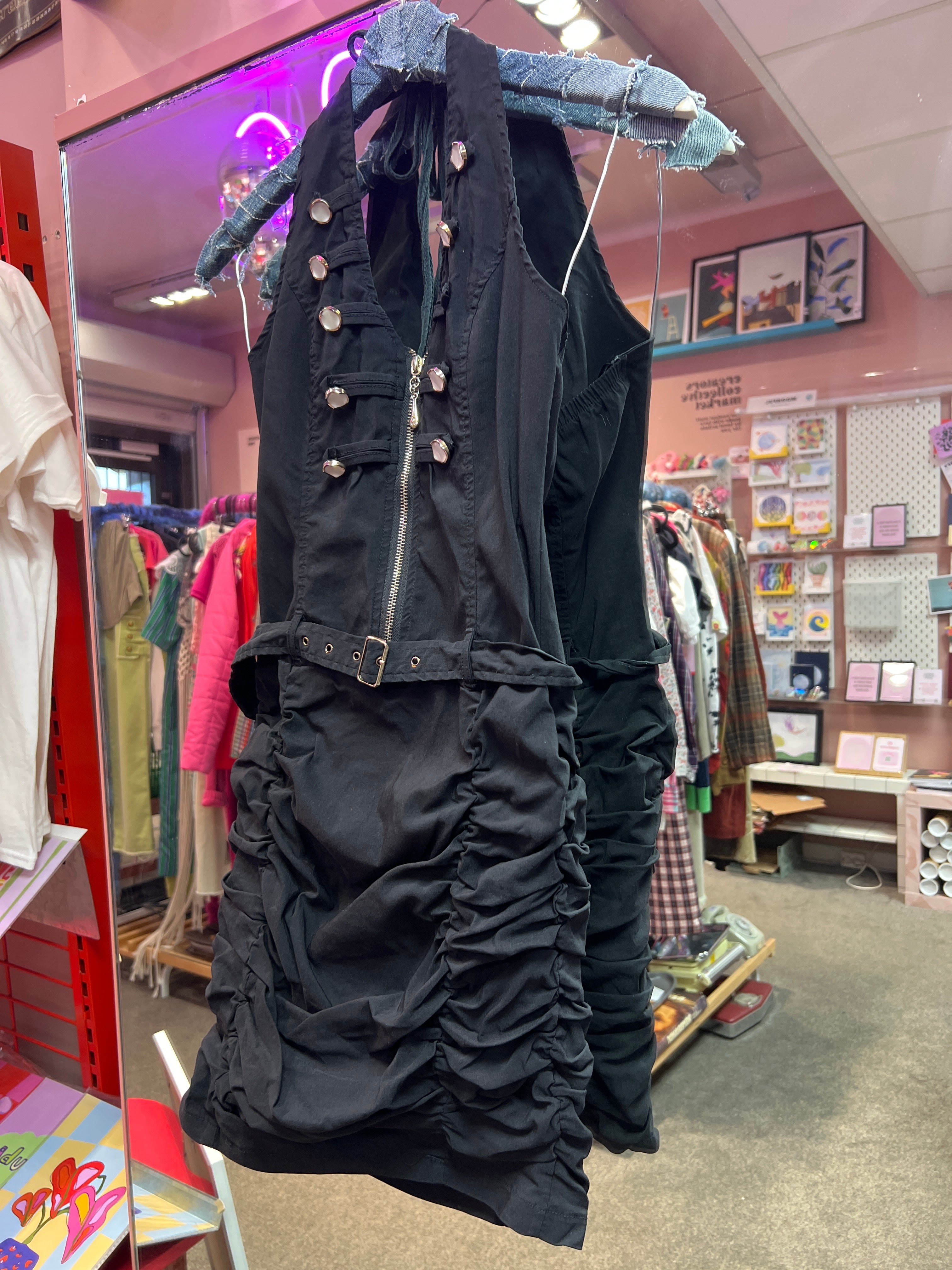 Klänning i Y2K- och rock'n'roll-stil