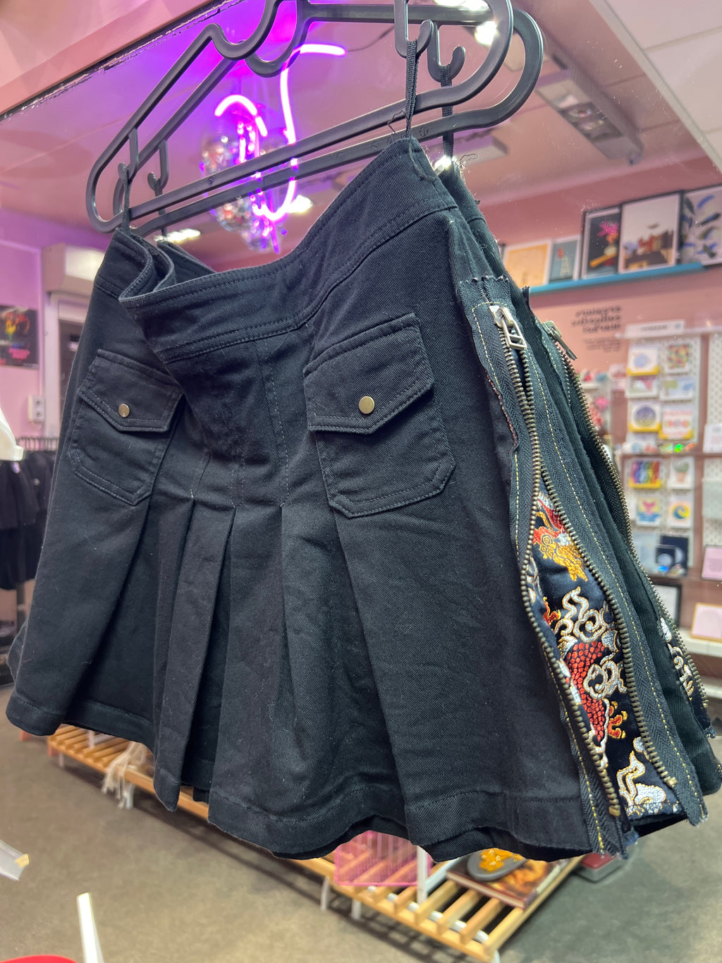 Y2K vibes Black skirt zipper on the sides Happening