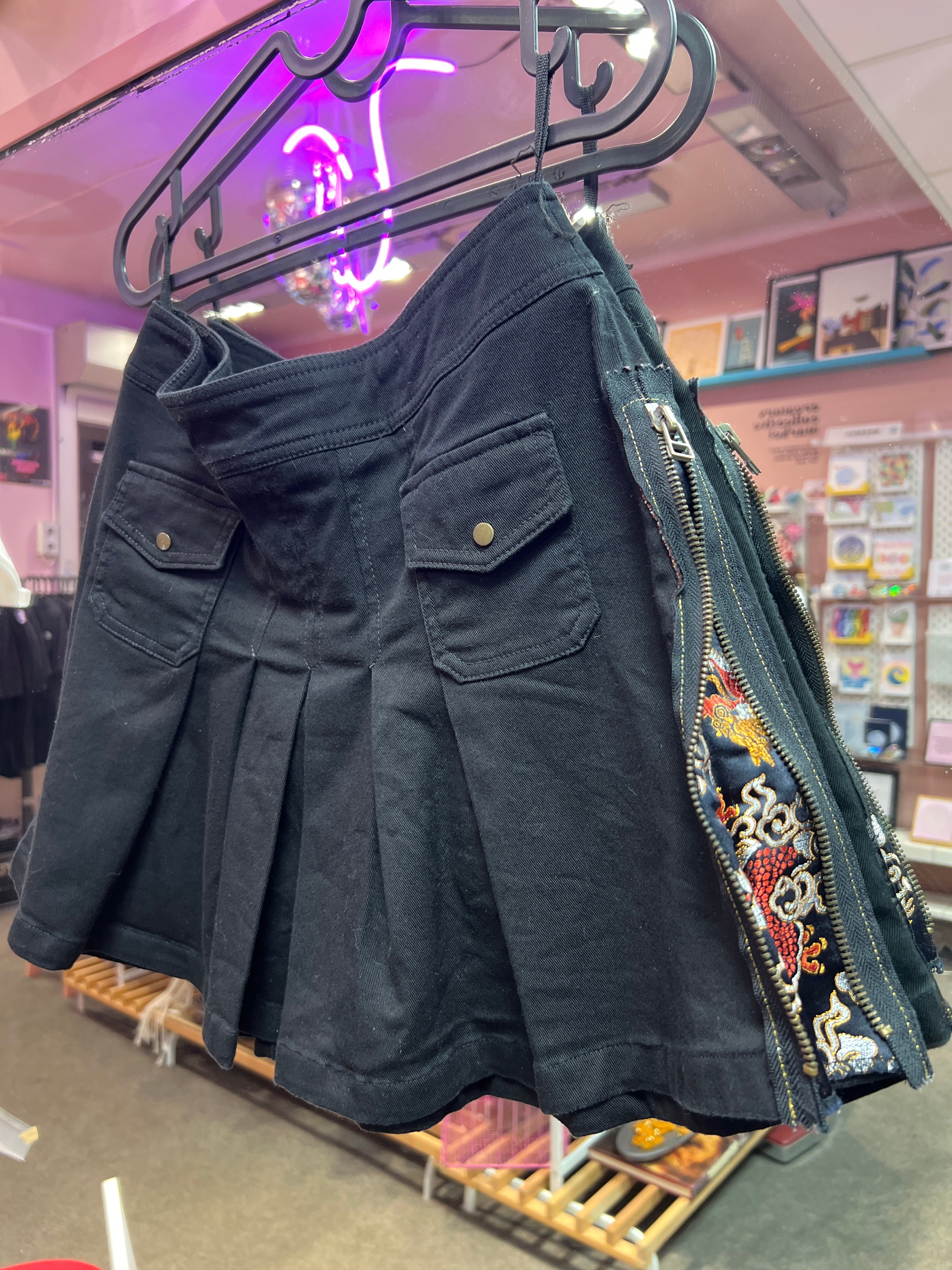 Y2K vibes Black skirt zipper on the sides Happening