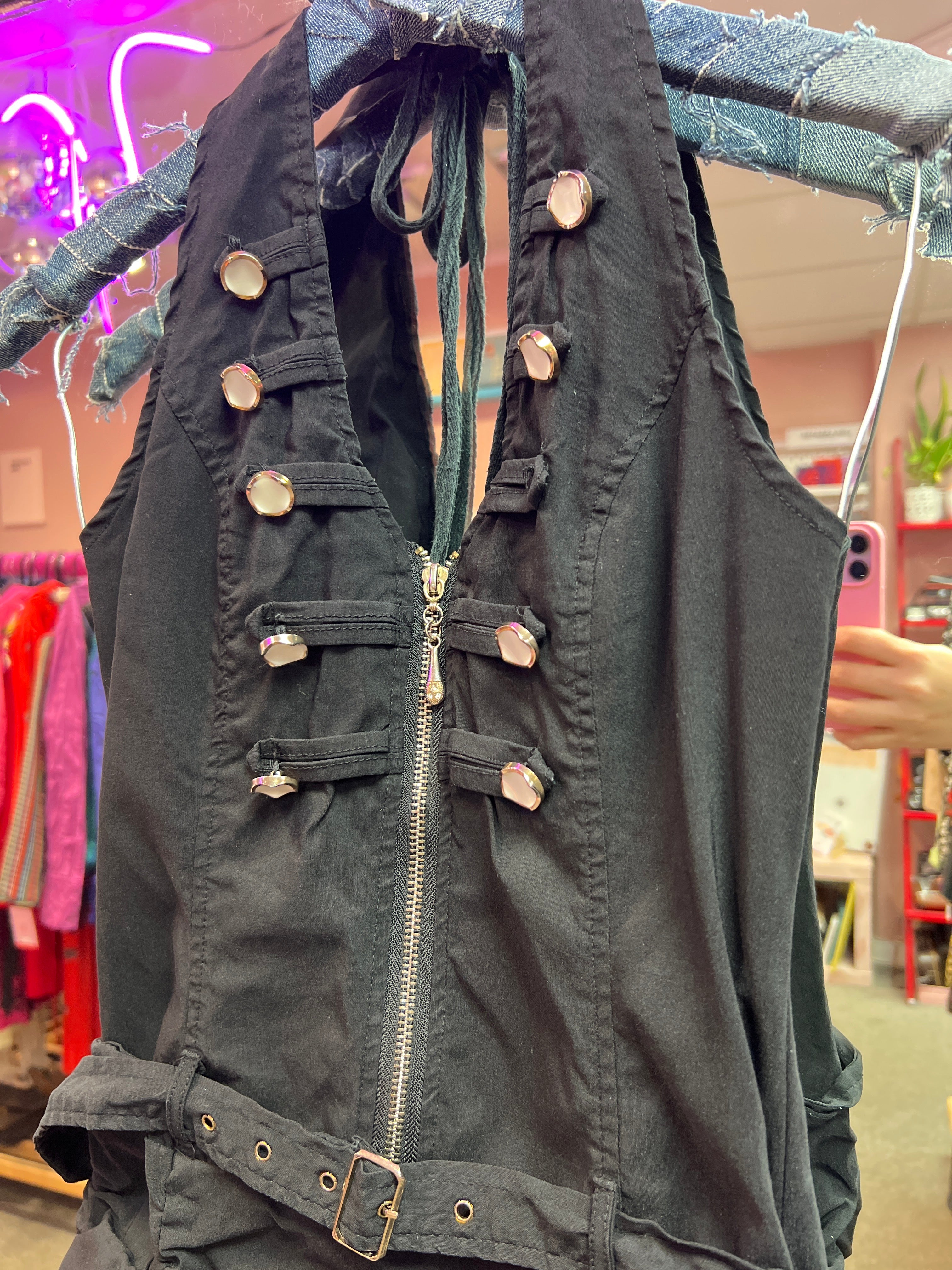 Klänning i Y2K- och rock'n'roll-stil