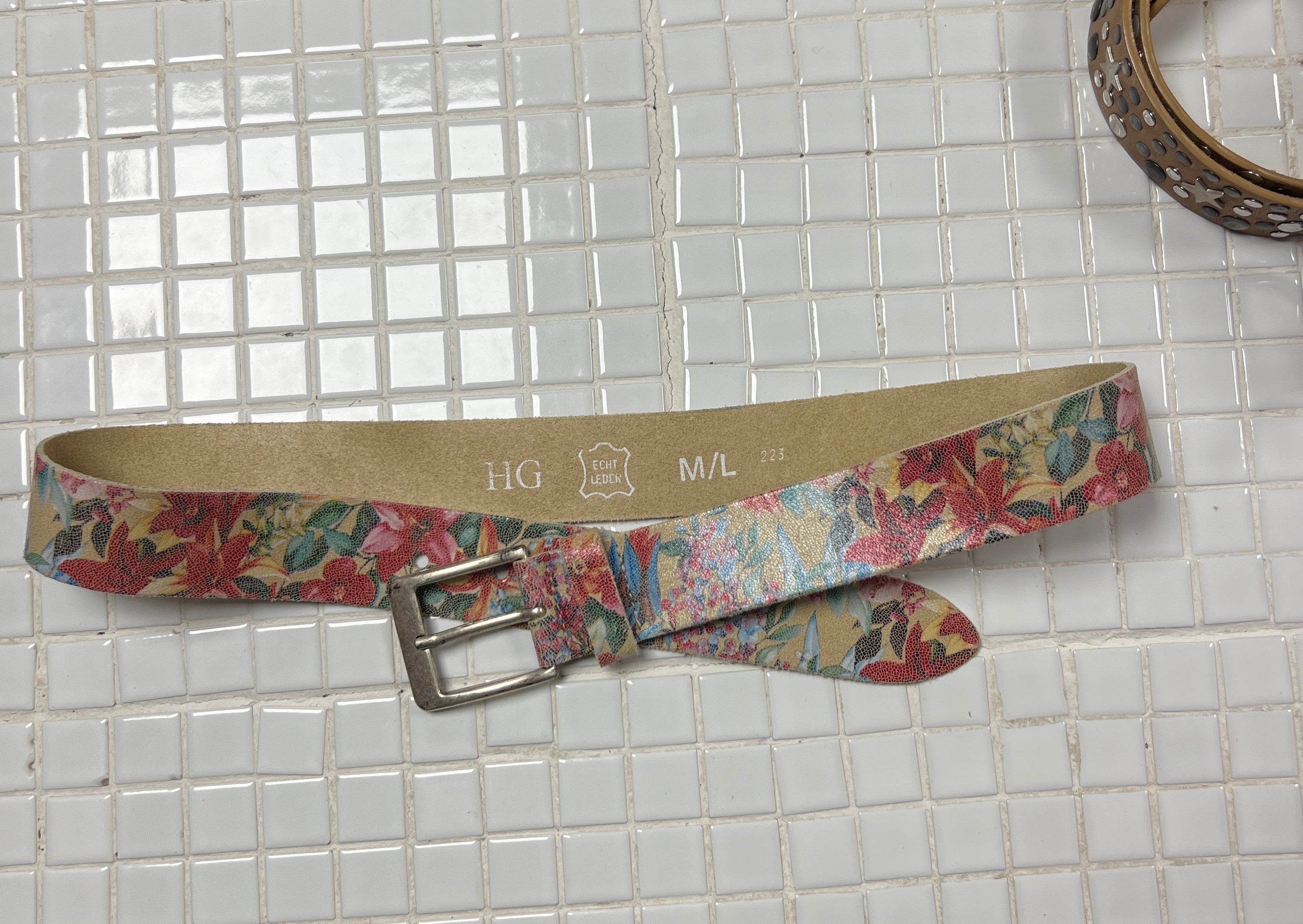 Flowers leather belt