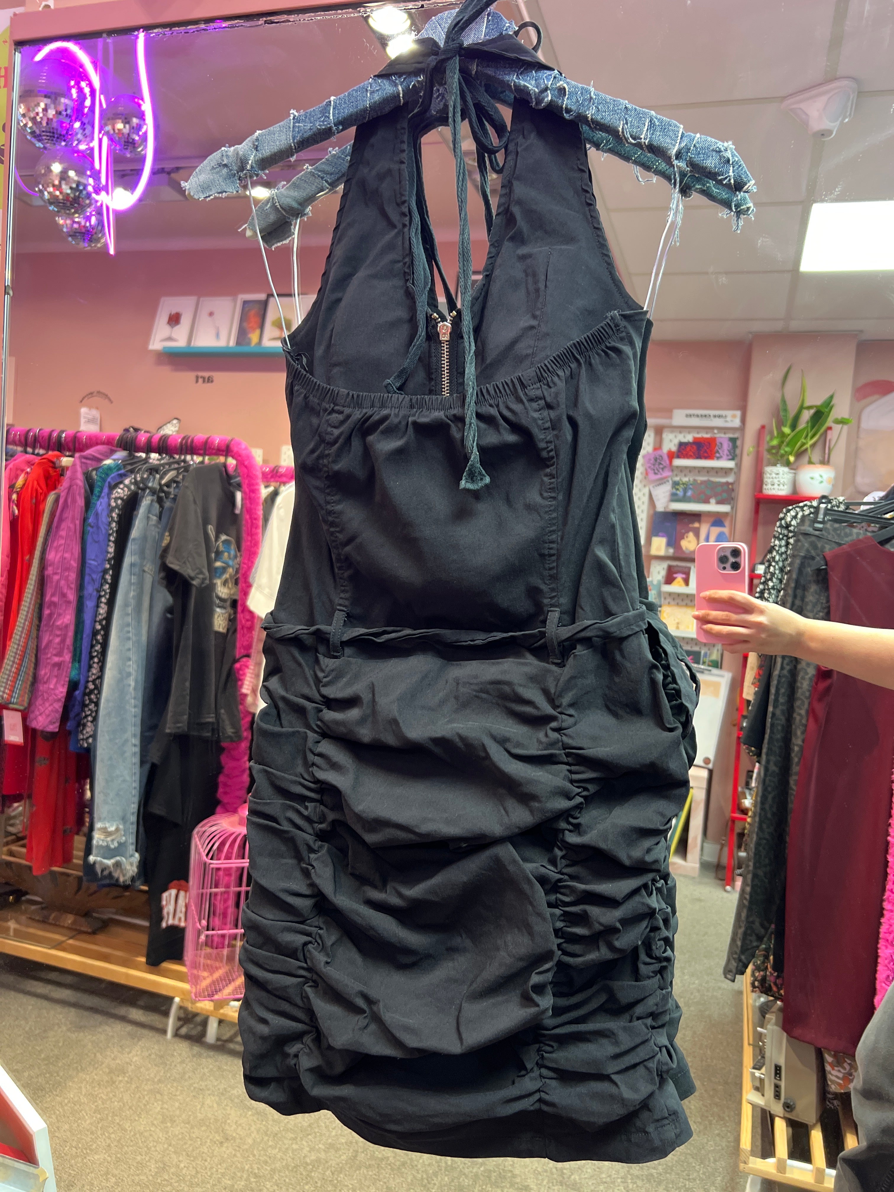 Klänning i Y2K- och rock'n'roll-stil