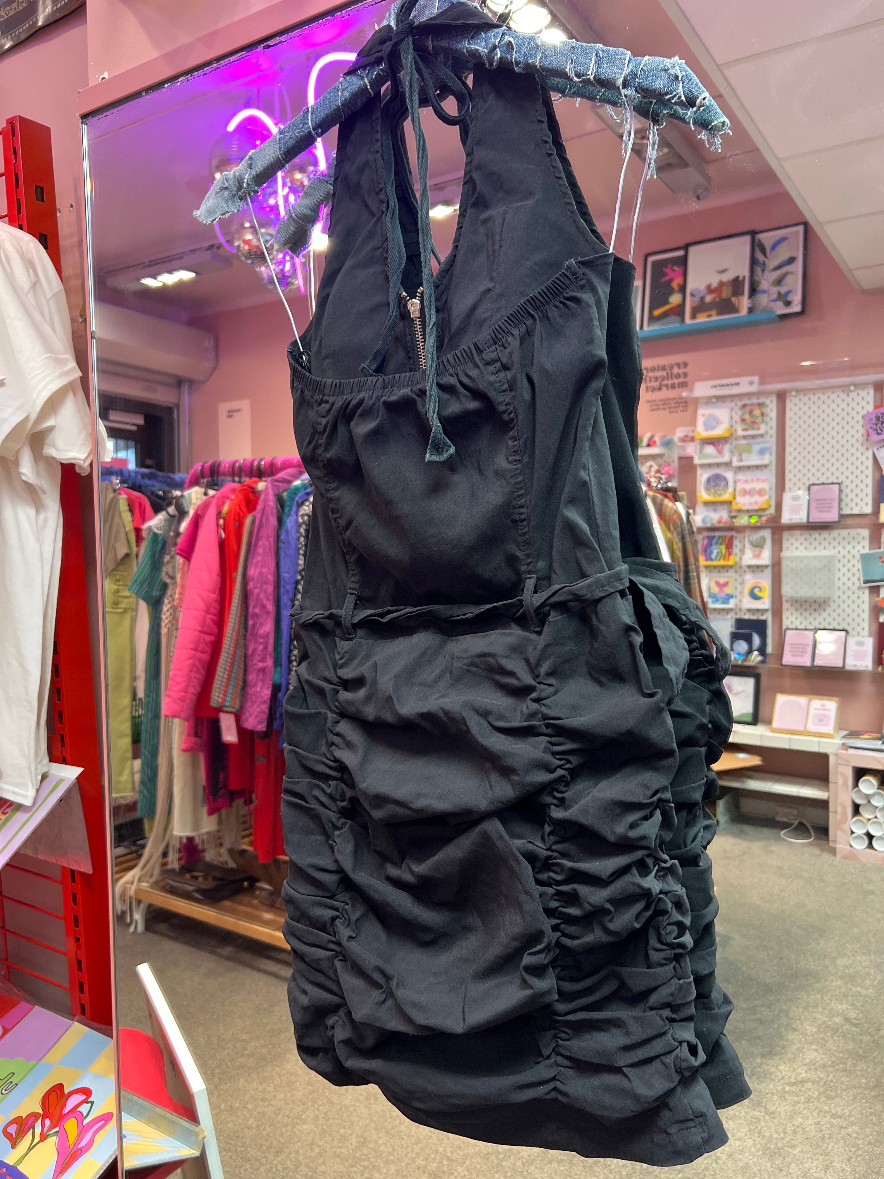 Klänning i Y2K- och rock'n'roll-stil