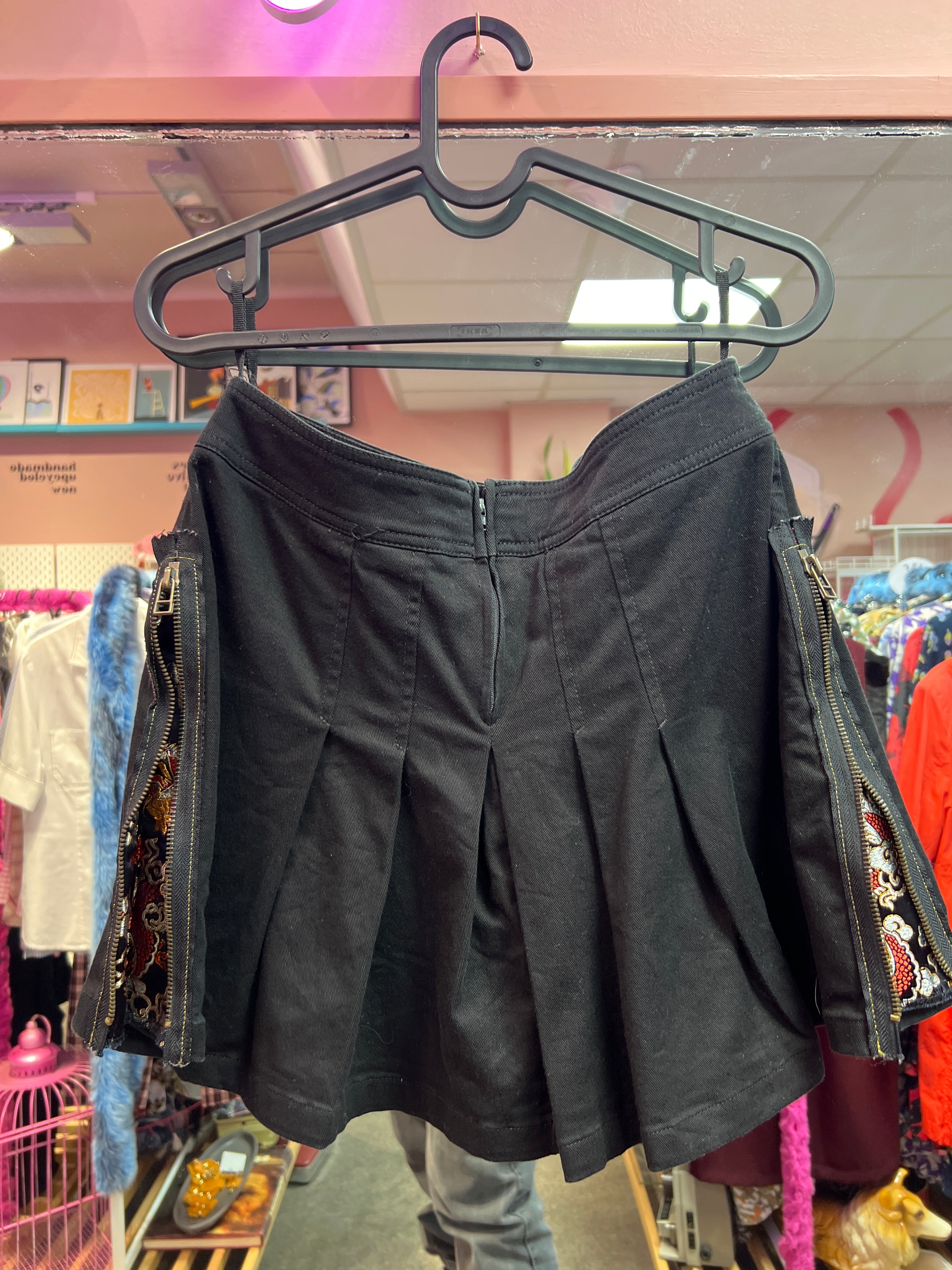 Y2K vibes Black skirt zipper on the sides Happening