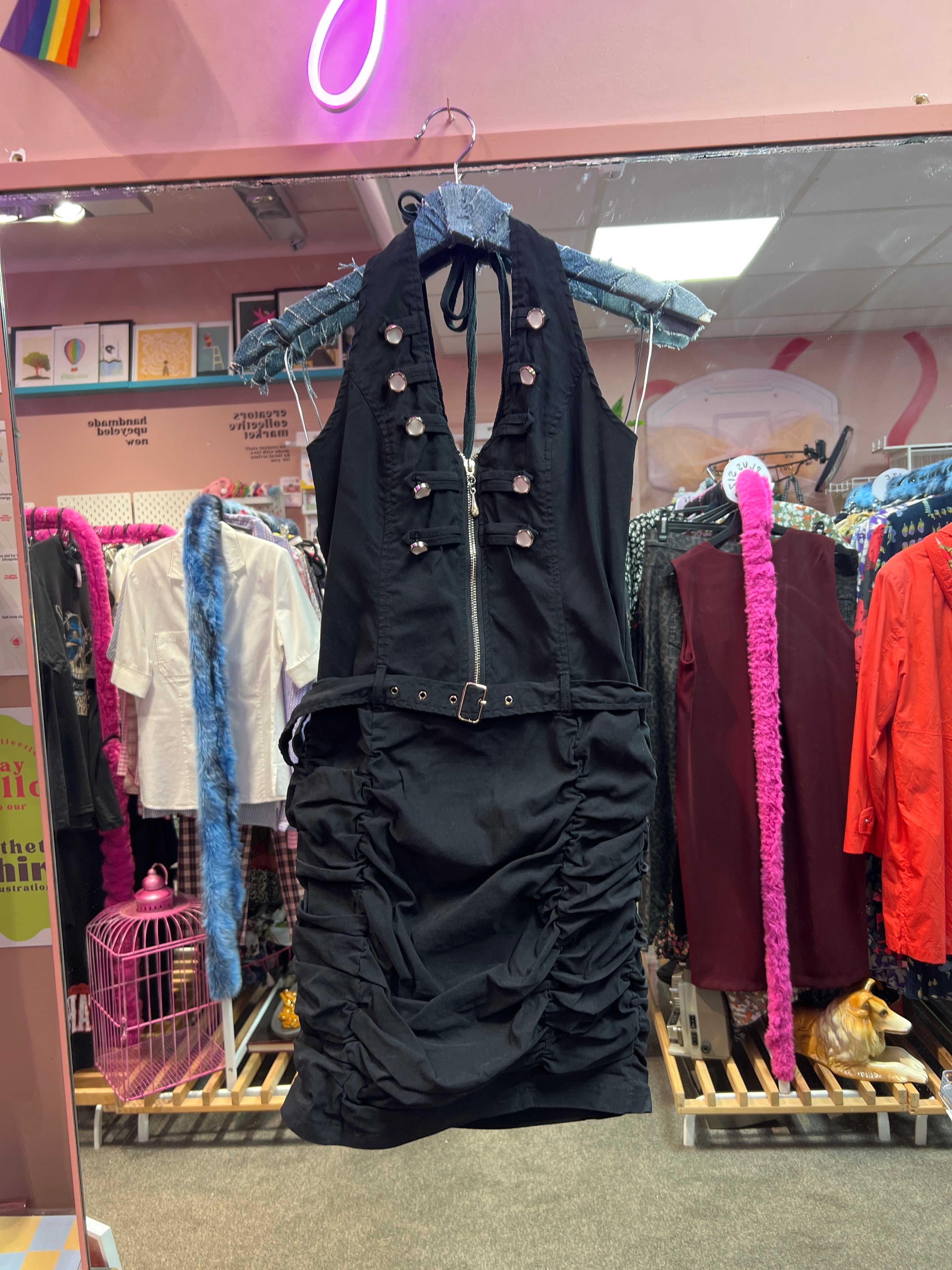 Klänning i Y2K- och rock'n'roll-stil