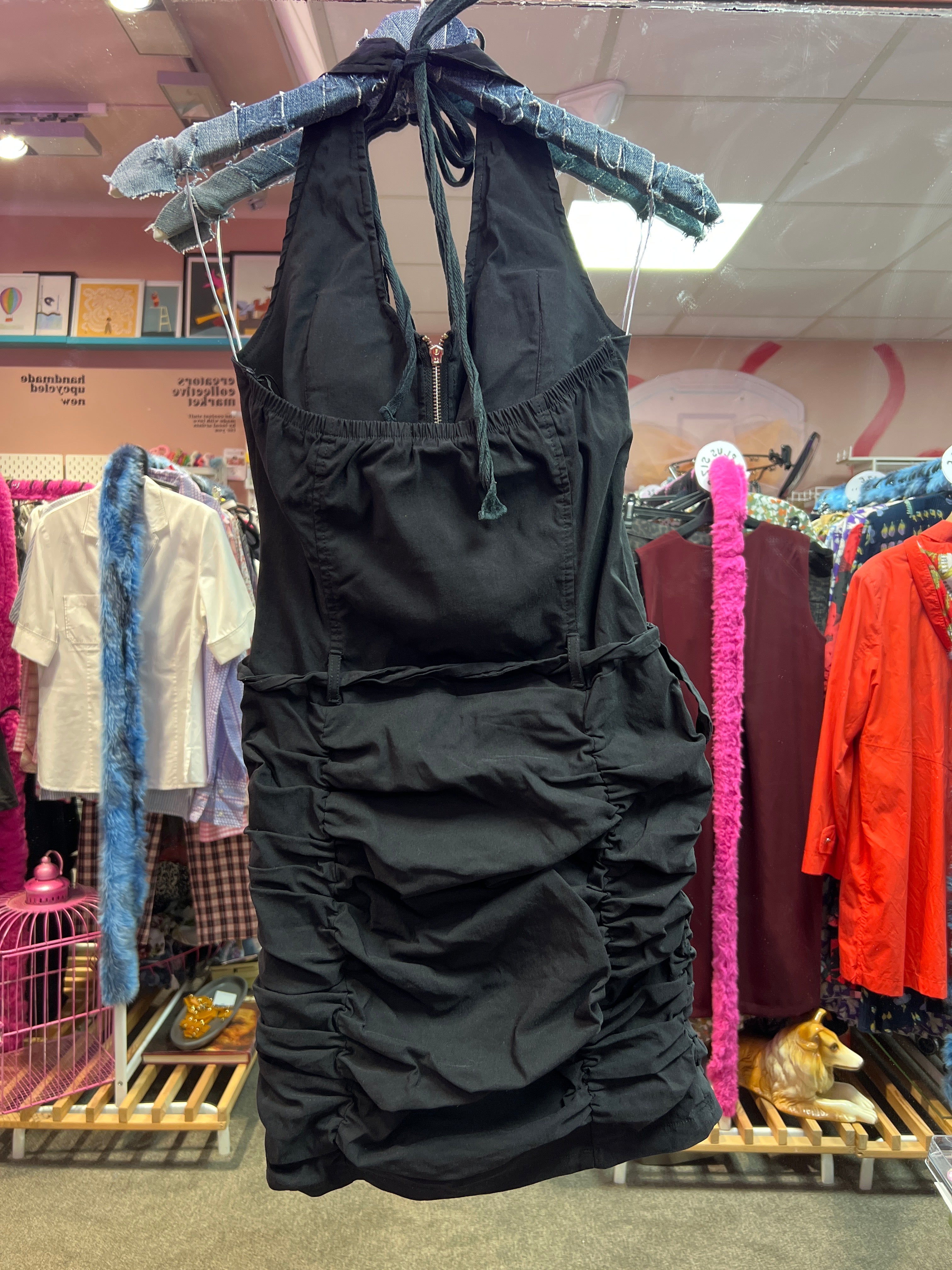 Klänning i Y2K- och rock'n'roll-stil