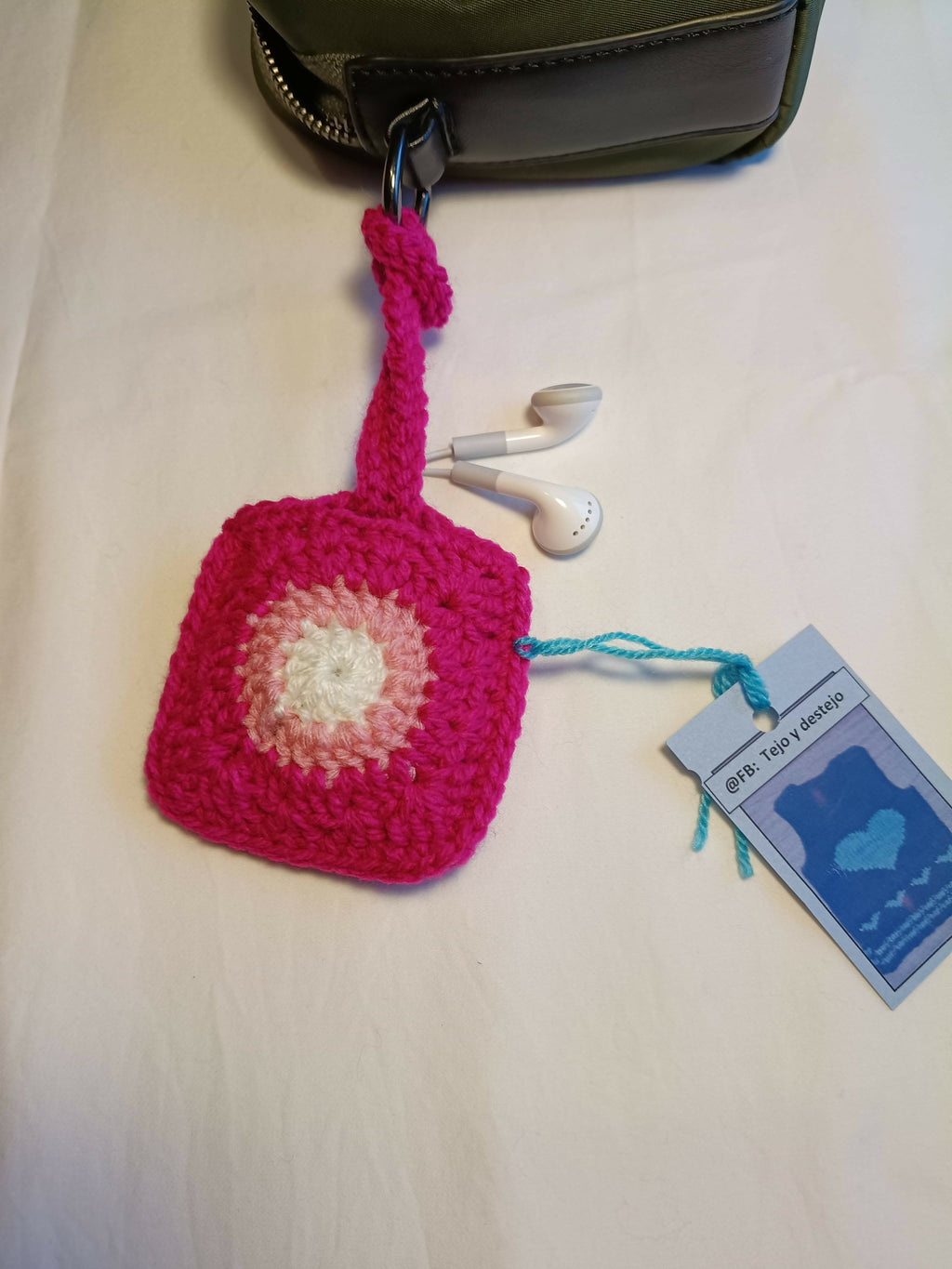 Airpods holder_pink and white