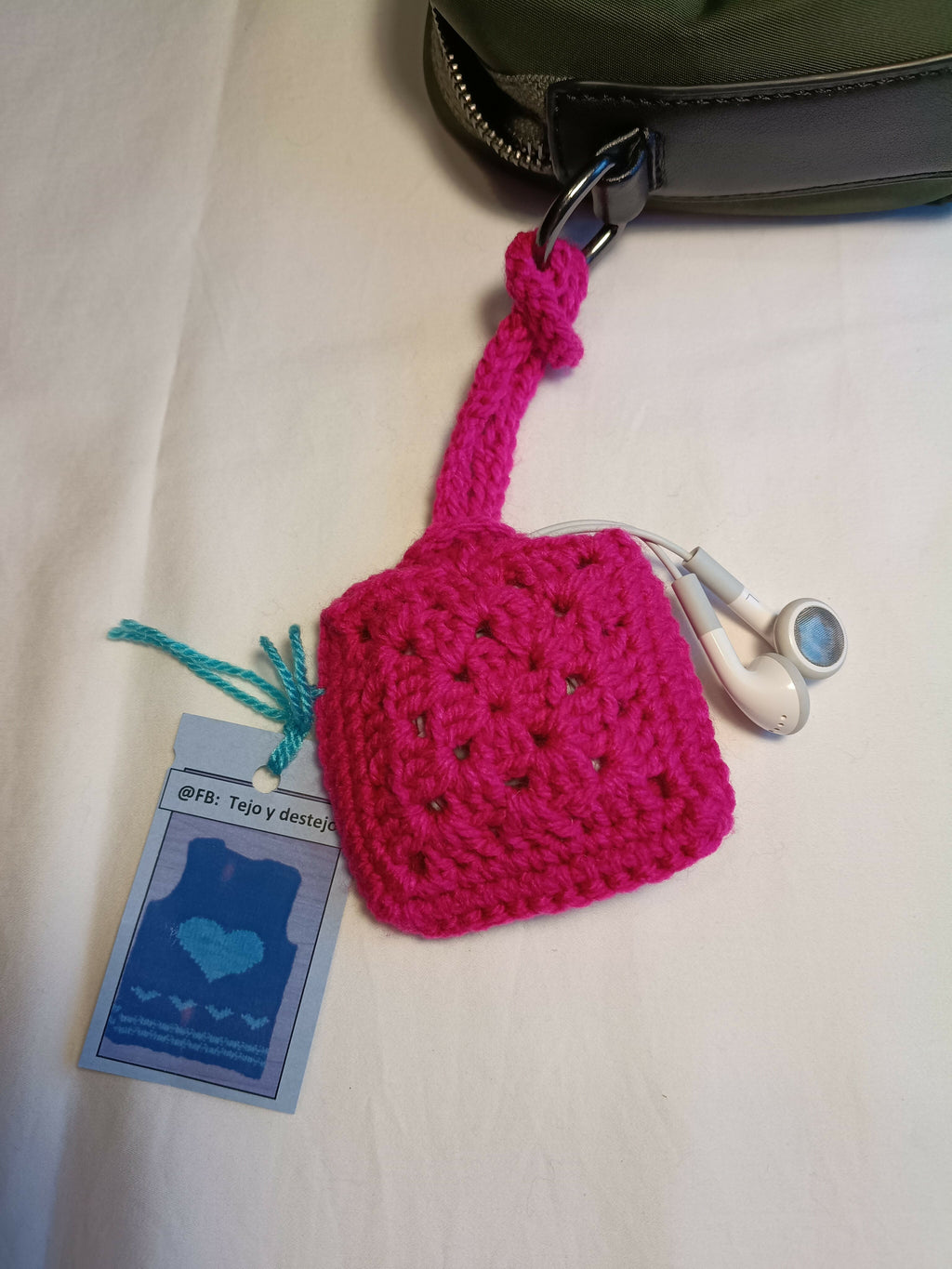 Airpods holder_pink and white