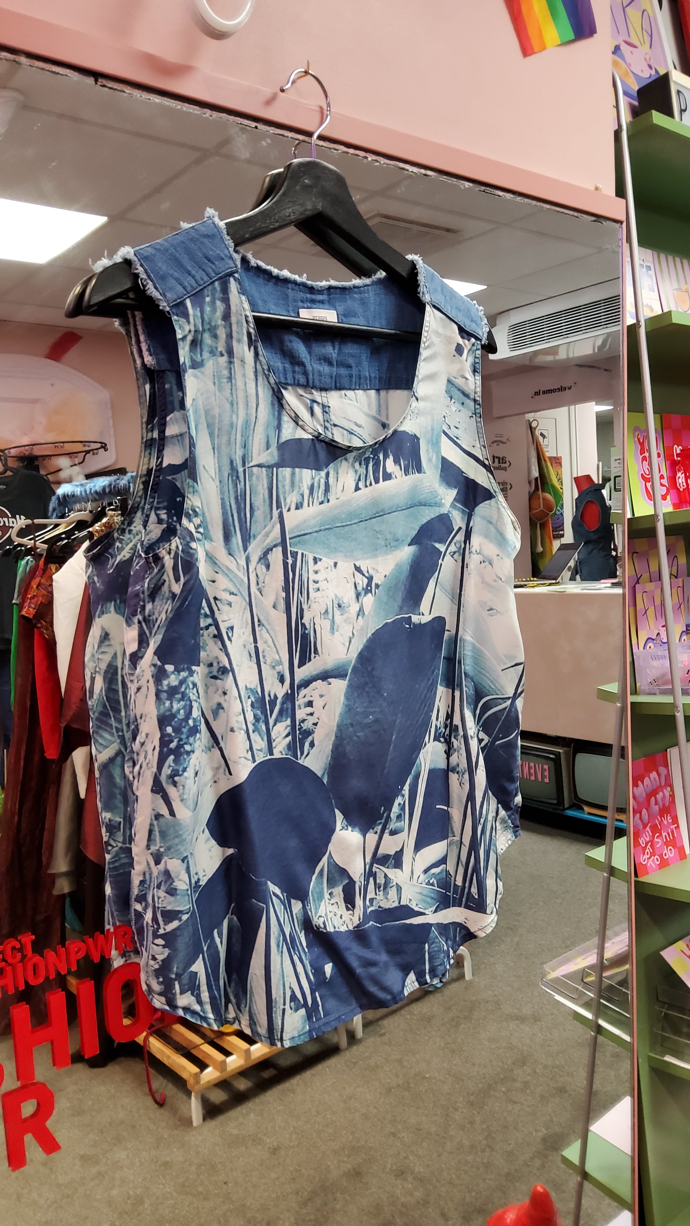 Blue patterned top Closed