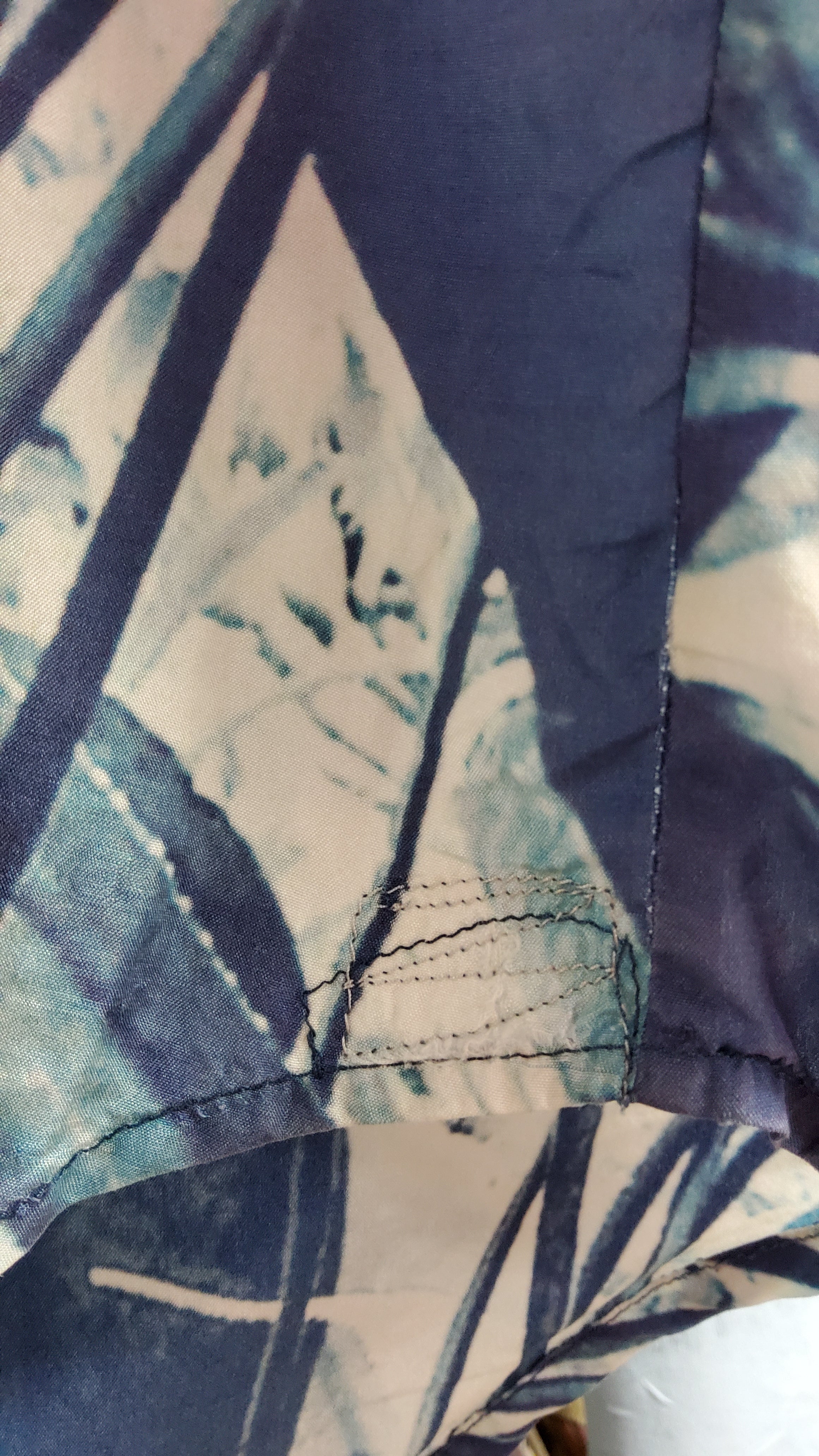 Blue patterned top Closed