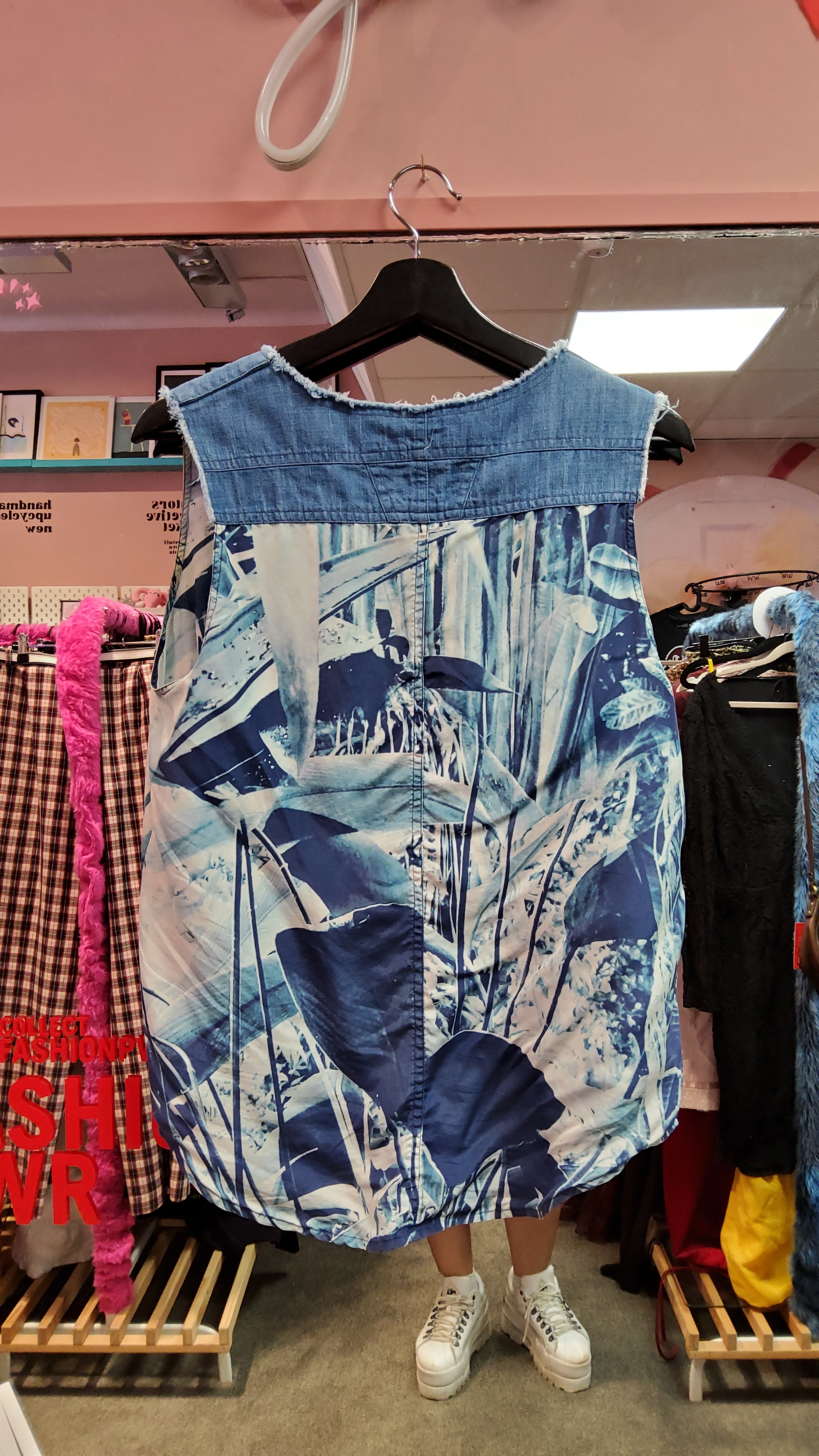 Blue patterned top Closed