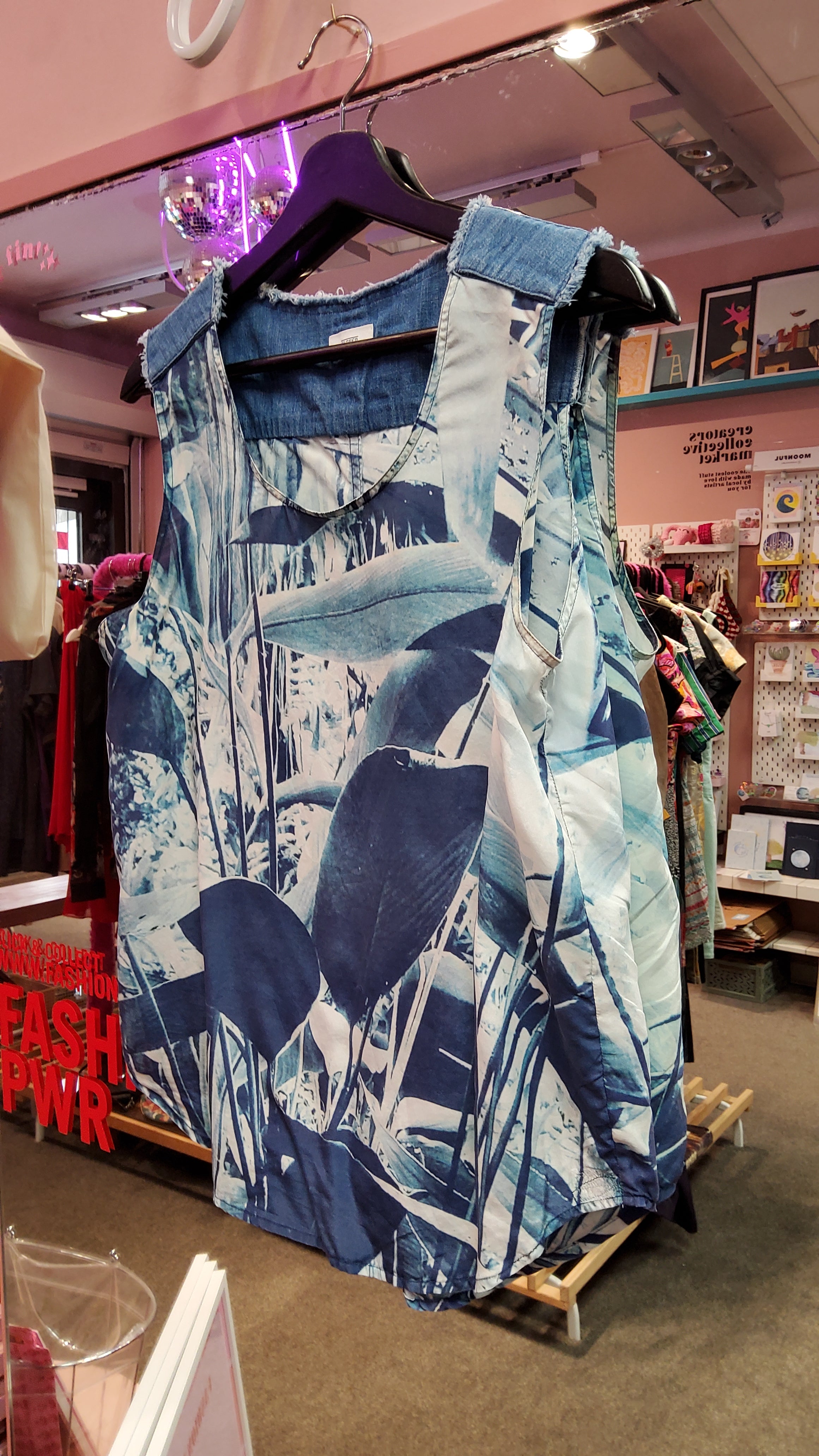 Blue patterned top Closed