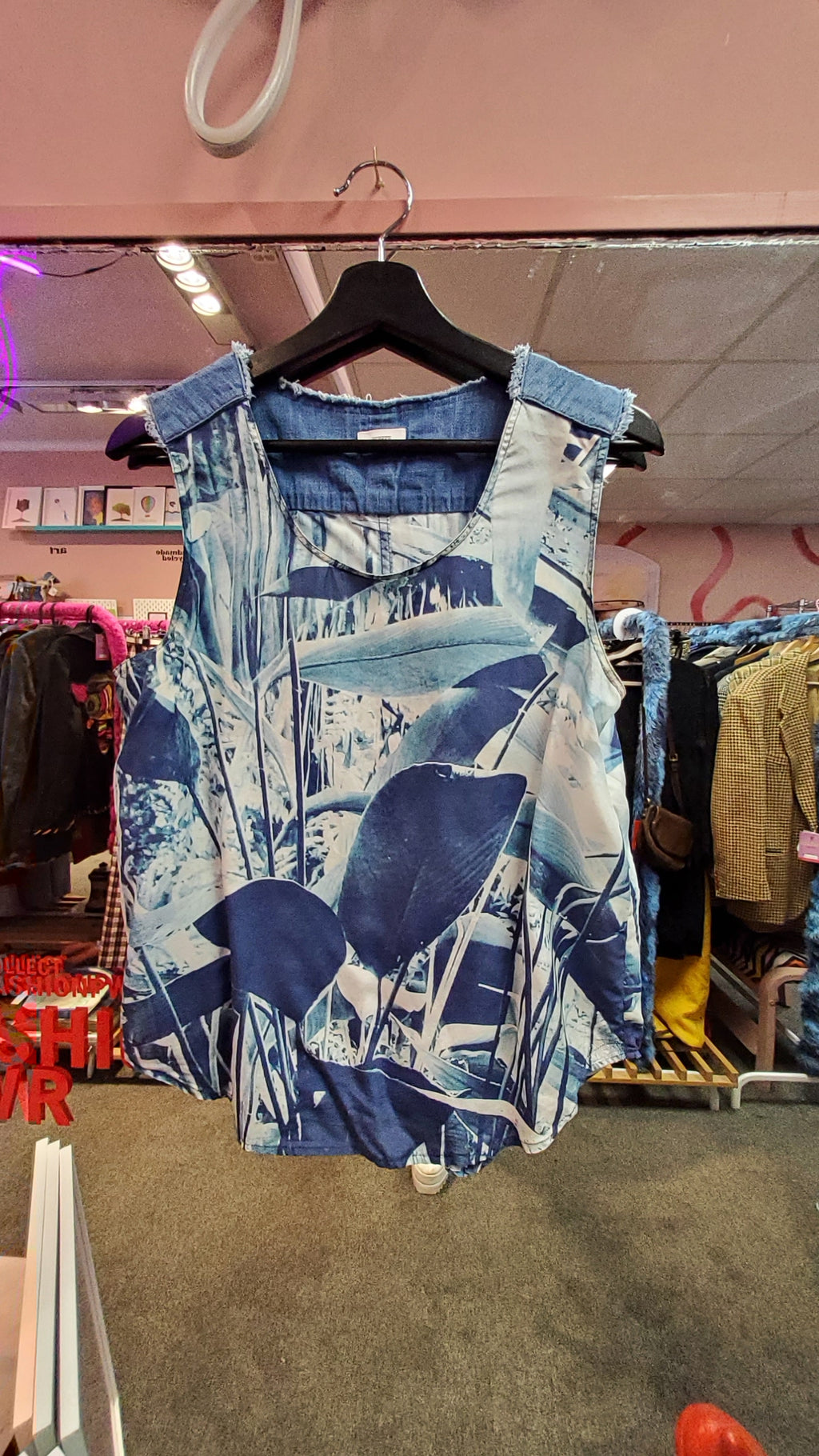Blue patterned top Closed