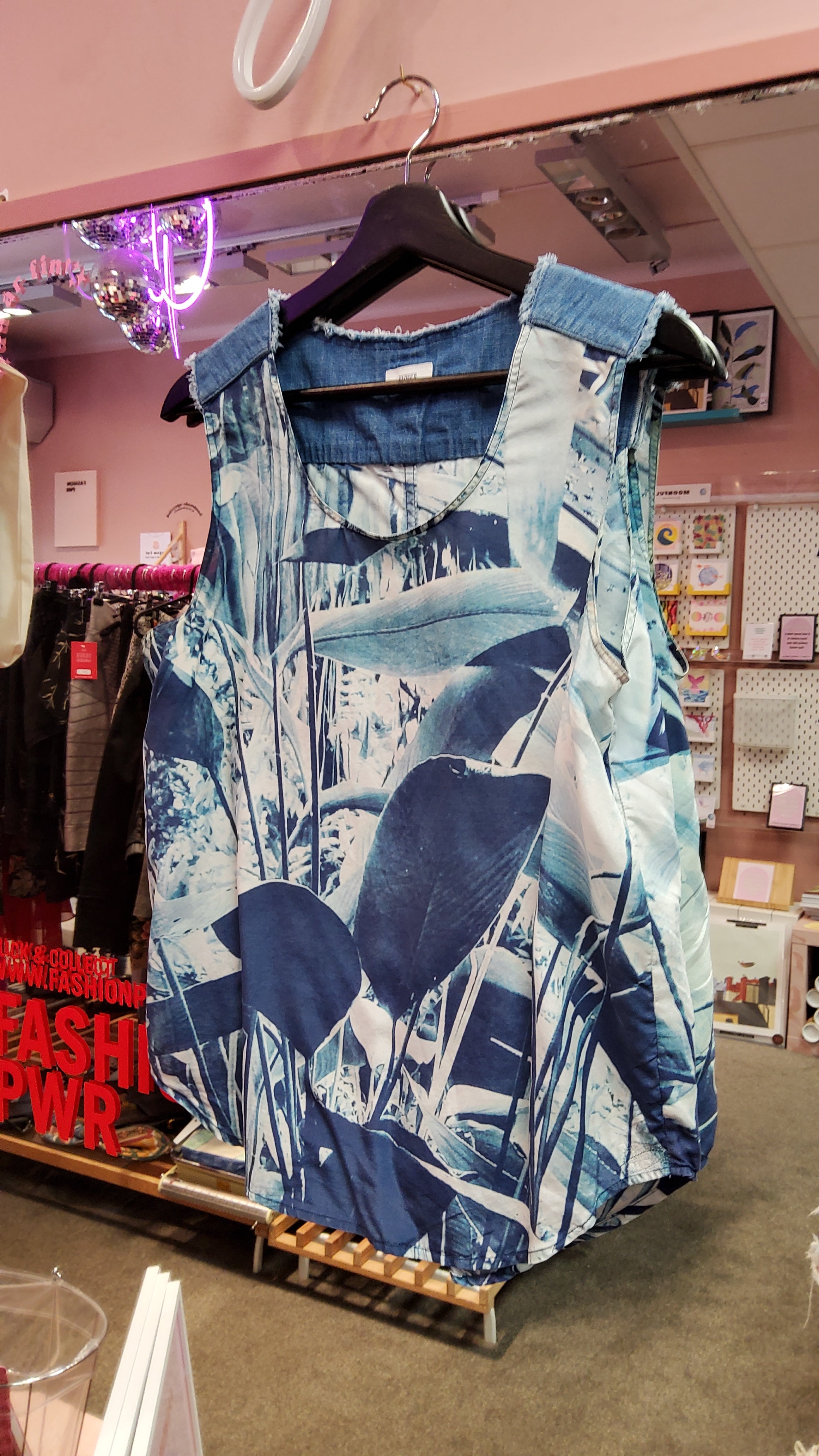 Blue patterned top Closed